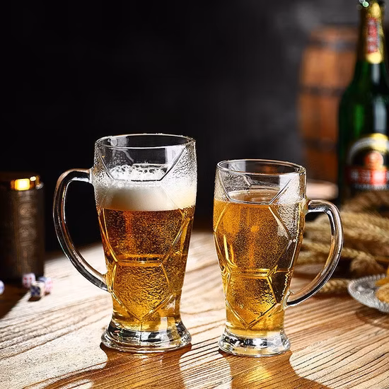 막대기 성격 주스 음료를 위한 고품질 창조적인 투명한 축구 맥주 유리 손잡이 컵